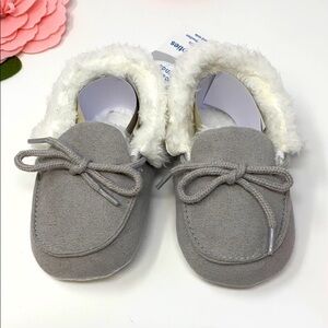 NWT Kids Grey furry slippers w/ties Size: 12-18 m
